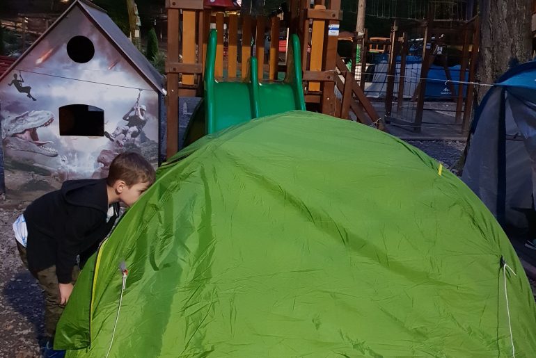 Cu copilul la cort- sfaturi